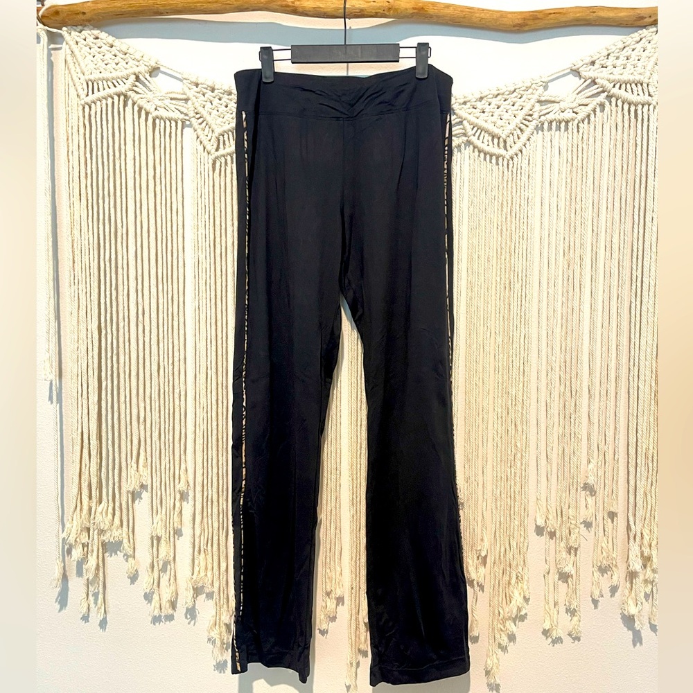 Neiman Marcus Exclusive Old Money Lounge/Yoga Flare Pant W/ Leopard Piping Sz L